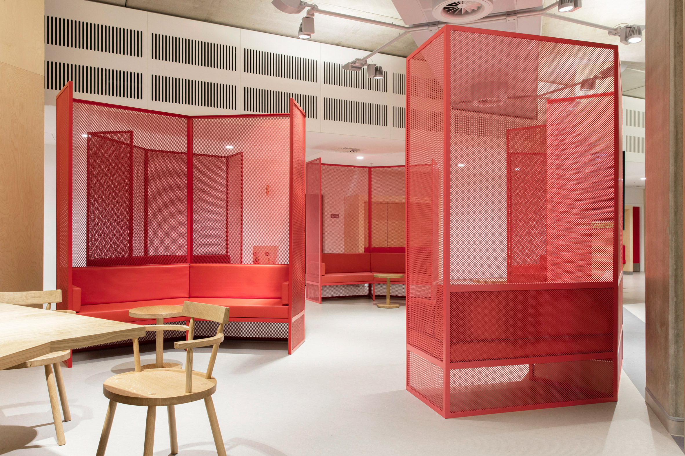 guys-cancer-centre-interiors-london-bridge-uk-gitta-gschwendtner_dezeen_2364_col_14