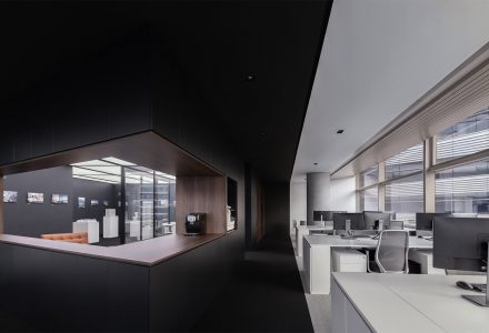 上海·“黑白容器”办公空间设计 / line+